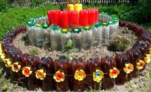 Клумба для цветов на даче из пластиковых бутылок