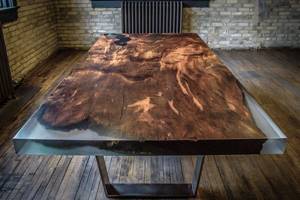 стол из дерева и эпоксидной смолы